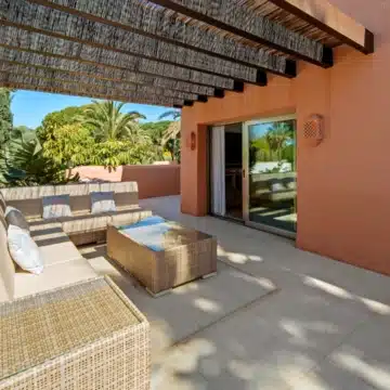 Duplex penthouse in a secure gated community with sea views in La Morera, Marbella East Picture 18