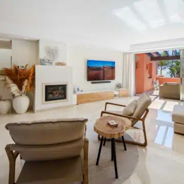 Duplex penthouse in a secure gated community with sea views in La Morera, Marbella East Picture 4
