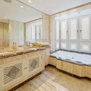 Duplex penthouse in a secure gated community with sea views in La Morera, Marbella East Picture 19