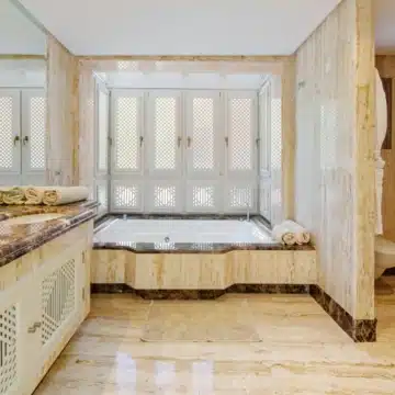 Duplex penthouse in a secure gated community with sea views in La Morera, Marbella East Picture 20
