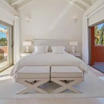 Duplex penthouse in a secure gated community with sea views in La Morera, Marbella East Picture 2