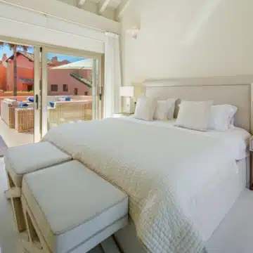 Duplex penthouse in a secure gated community with sea views in La Morera, Marbella East Picture 21