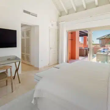 Duplex penthouse in a secure gated community with sea views in La Morera, Marbella East Picture 22