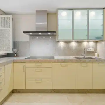 Duplex penthouse in a secure gated community with sea views in La Morera, Marbella East Picture 7