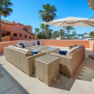 Duplex penthouse in a secure gated community with sea views in La Morera, Marbella East Picture 23