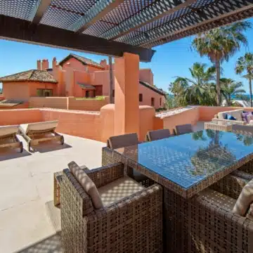 Duplex penthouse in a secure gated community with sea views in La Morera, Marbella East Picture 25
