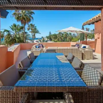 Duplex penthouse in a secure gated community with sea views in La Morera, Marbella East Picture 26