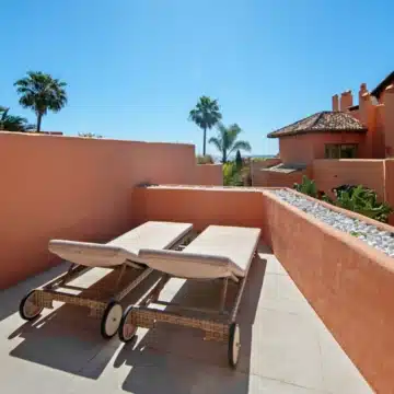 Duplex penthouse in a secure gated community with sea views in La Morera, Marbella East Picture 27