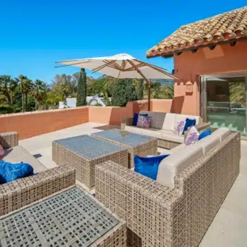 Duplex penthouse in a secure gated community with sea views in La Morera, Marbella East Picture 28