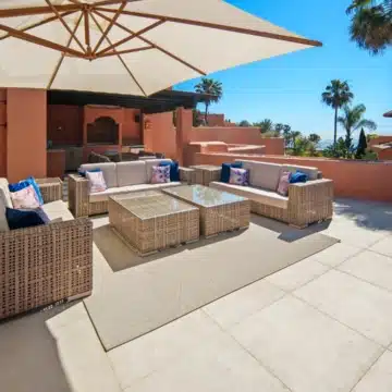 Duplex penthouse in a secure gated community with sea views in La Morera, Marbella East Picture 29