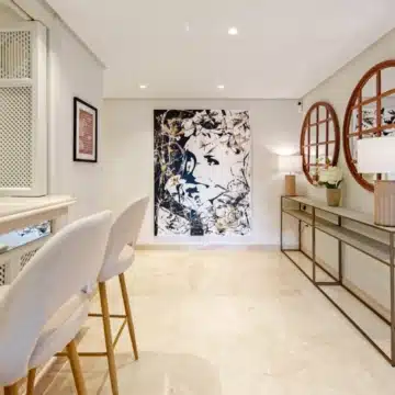 Duplex penthouse in a secure gated community with sea views in La Morera, Marbella East Picture 30