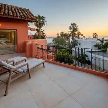 Duplex penthouse in a secure gated community with sea views in La Morera, Marbella East Picture 31