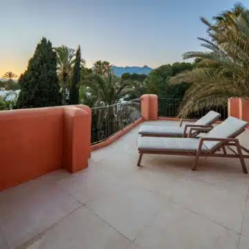 Duplex penthouse in a secure gated community with sea views in La Morera, Marbella East Picture 32