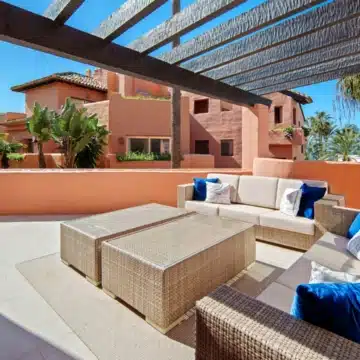 Duplex penthouse in a secure gated community with sea views in La Morera, Marbella East Picture 11