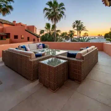 Duplex penthouse in a secure gated community with sea views in La Morera, Marbella East Picture 33