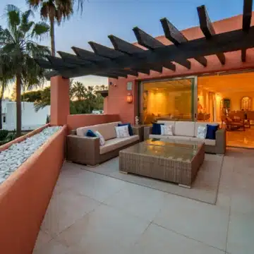 Duplex penthouse in a secure gated community with sea views in La Morera, Marbella East Picture 34