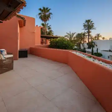 Duplex penthouse in a secure gated community with sea views in La Morera, Marbella East Picture 35