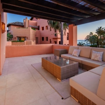 Duplex penthouse in a secure gated community with sea views in La Morera, Marbella East Picture 36