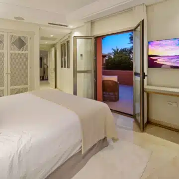 Duplex penthouse in a secure gated community with sea views in La Morera, Marbella East Picture 37
