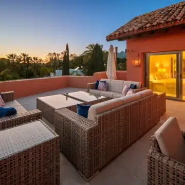 Duplex penthouse in a secure gated community with sea views in La Morera, Marbella East Picture 10