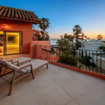 Duplex penthouse in a secure gated community with sea views in La Morera, Marbella East Picture 38