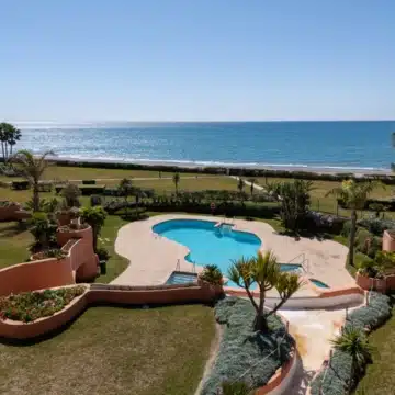 Duplex penthouse in a secure gated community with sea views in La Morera, Marbella East Picture 39