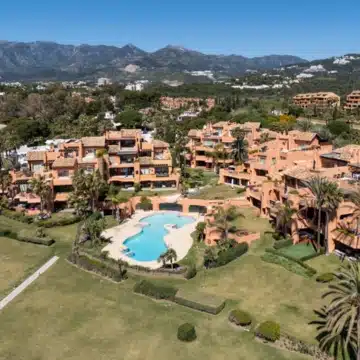 Duplex penthouse in a secure gated community with sea views in La Morera, Marbella East Picture 0