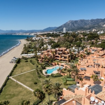 Duplex penthouse in a secure gated community with sea views in La Morera, Marbella East Picture 40