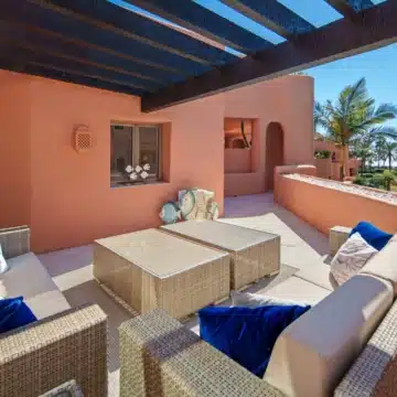 Duplex penthouse in a secure gated community with sea views in La Morera, Marbella East Picture 13