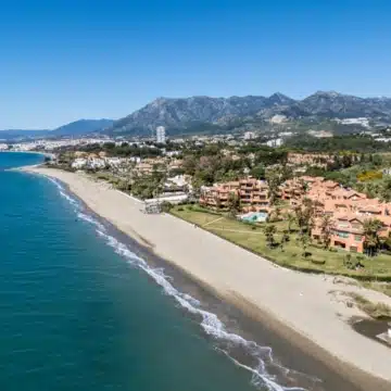Duplex penthouse in a secure gated community with sea views in La Morera, Marbella East Picture 41