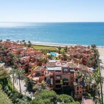 Duplex penthouse in a secure gated community with sea views in La Morera, Marbella East Picture 42