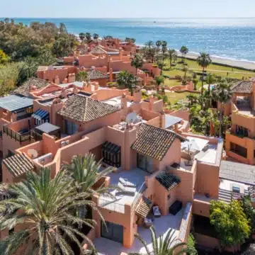 Duplex penthouse in a secure gated community with sea views in La Morera, Marbella East Picture 43