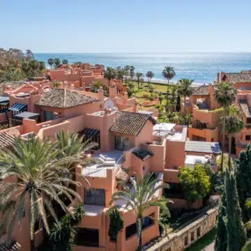 Duplex penthouse in a secure gated community with sea views in La Morera, Marbella East Picture 44