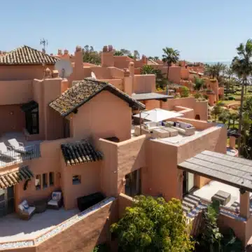 Duplex penthouse in a secure gated community with sea views in La Morera, Marbella East Picture 45