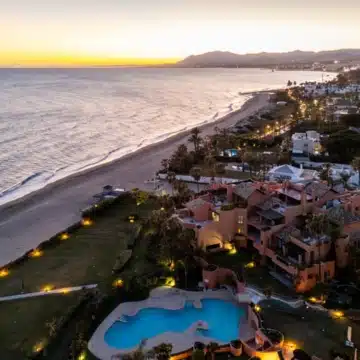 Duplex penthouse in a secure gated community with sea views in La Morera, Marbella East Picture 46