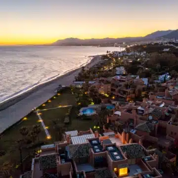 Duplex penthouse in a secure gated community with sea views in La Morera, Marbella East Picture 47
