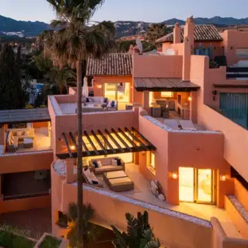 Duplex penthouse in a secure gated community with sea views in La Morera, Marbella East Picture 48
