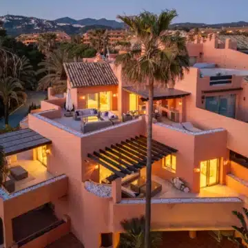 Duplex penthouse in a secure gated community with sea views in La Morera, Marbella East Picture 5