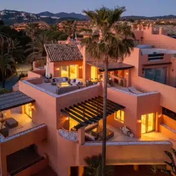 Duplex penthouse in a secure gated community with sea views in La Morera, Marbella East Picture 49