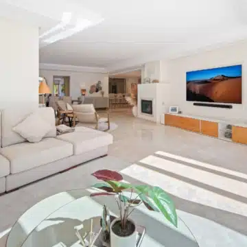 Duplex penthouse in a secure gated community with sea views in La Morera, Marbella East Picture 12