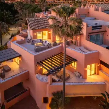 Duplex penthouse in a secure gated community with sea views in La Morera, Marbella East Picture 50