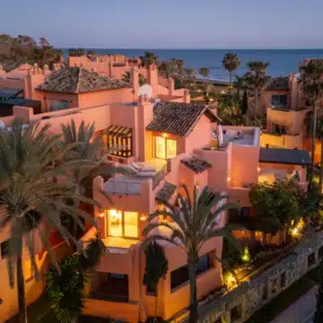 Duplex penthouse in a secure gated community with sea views in La Morera, Marbella East Picture 52