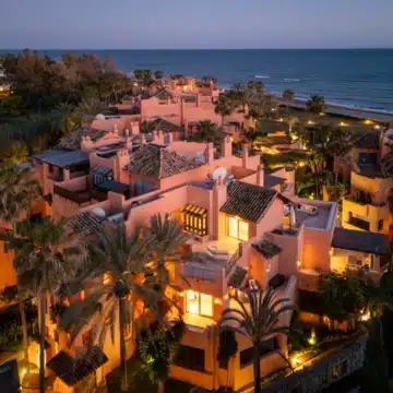 Duplex penthouse in a secure gated community with sea views in La Morera, Marbella East Picture 54