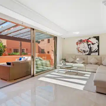 Duplex penthouse in a secure gated community with sea views in La Morera, Marbella East Picture 56