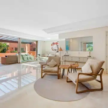 Duplex penthouse in a secure gated community with sea views in La Morera, Marbella East Picture 6