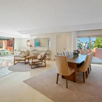 Duplex penthouse in a secure gated community with sea views in La Morera, Marbella East Picture 57