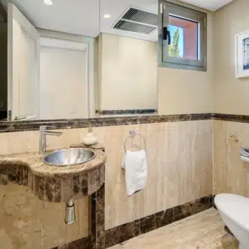 Duplex penthouse in a secure gated community with sea views in La Morera, Marbella East Picture 58