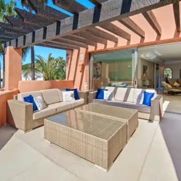 Duplex penthouse in a secure gated community with sea views in La Morera, Marbella East Picture 14