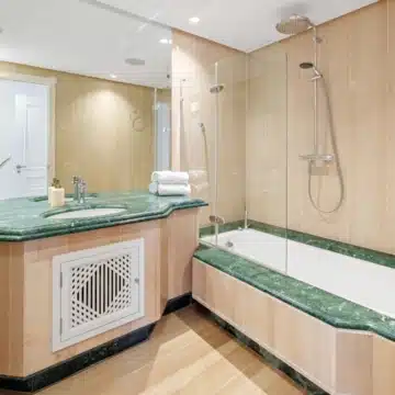 Duplex penthouse in a secure gated community with sea views in La Morera, Marbella East Picture 59
