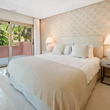 Duplex penthouse in a secure gated community with sea views in La Morera, Marbella East Picture 60